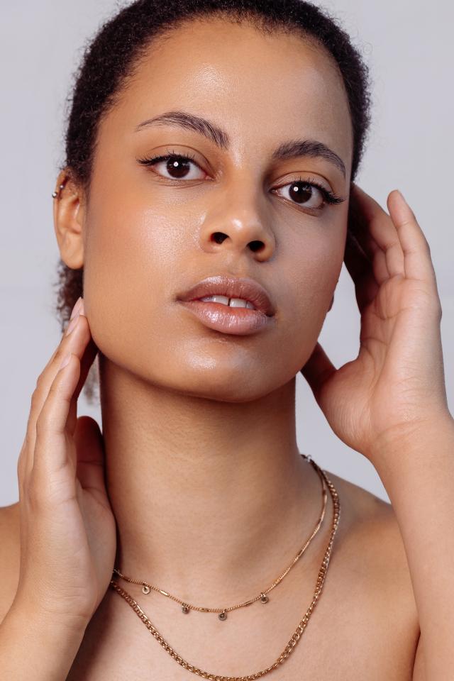 Lucy Z. ist ein weibliches People of Color Model mit braunen Augen und dunkelbraunen Haaren aus Stuttgart