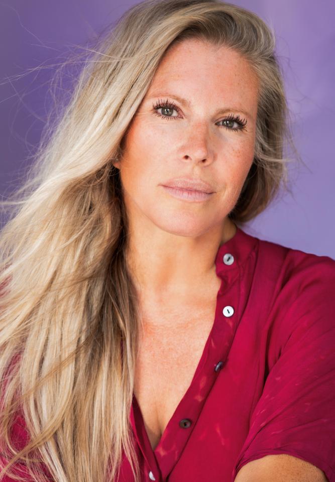 Ina F. ist ein weibliches People Model mit braun-grünen Augen und blonden Haaren aus Frankfurt