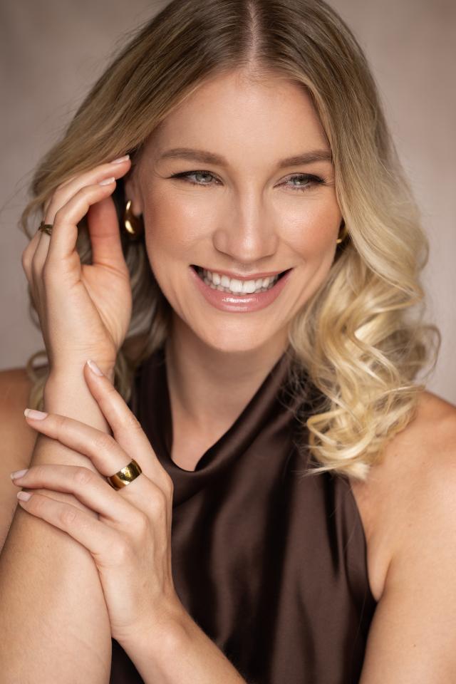 Sarah P. ist ein weibliches Sport Model mit grünen Augen und blonden Haaren aus Frankfurt