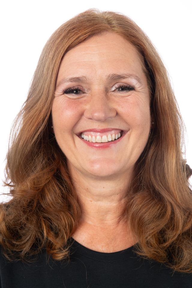 Andrea S. ist ein weibliches People Model mit braun-grünen Augen und braunen Haaren aus Stuttgart
