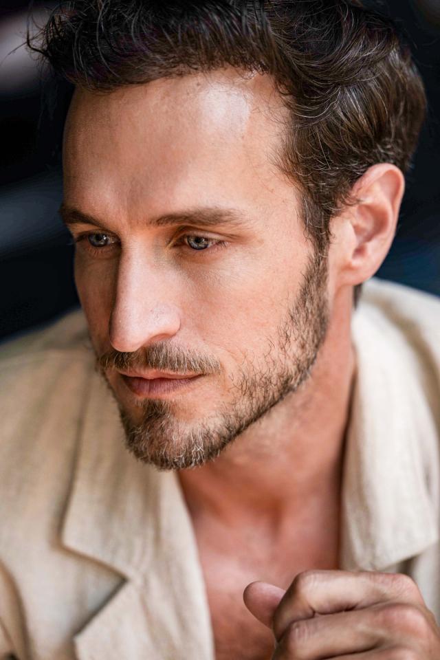 Simon K. ist ein männliches Actors Model mit blauen Augen und braunen Haaren aus Österreich