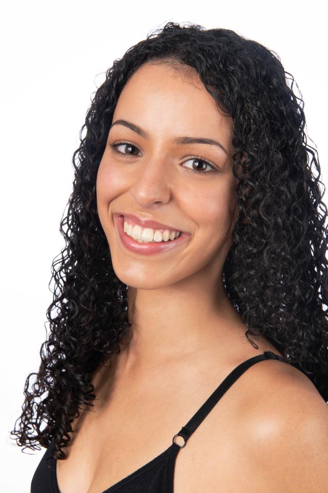 Lucie B. ist ein weibliches People Model mit braunen Augen und  dunkelbraun en Haaren aus Stuttgart