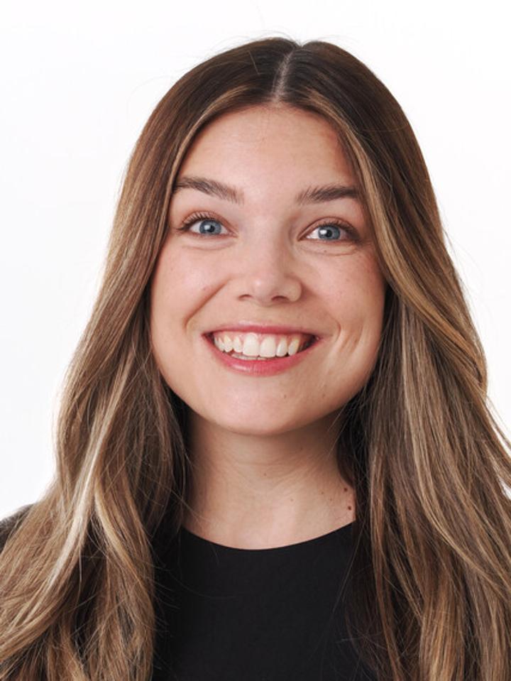 Manuela Caroline P. ist ein weibliches People Model mit blauen Augen und braunen Haaren aus Stuttgart