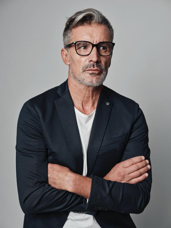 Tonci G. ist ein männliches Best Ager Model mit braunen Augen und silbergrauen Haaren aus Düsseldorf