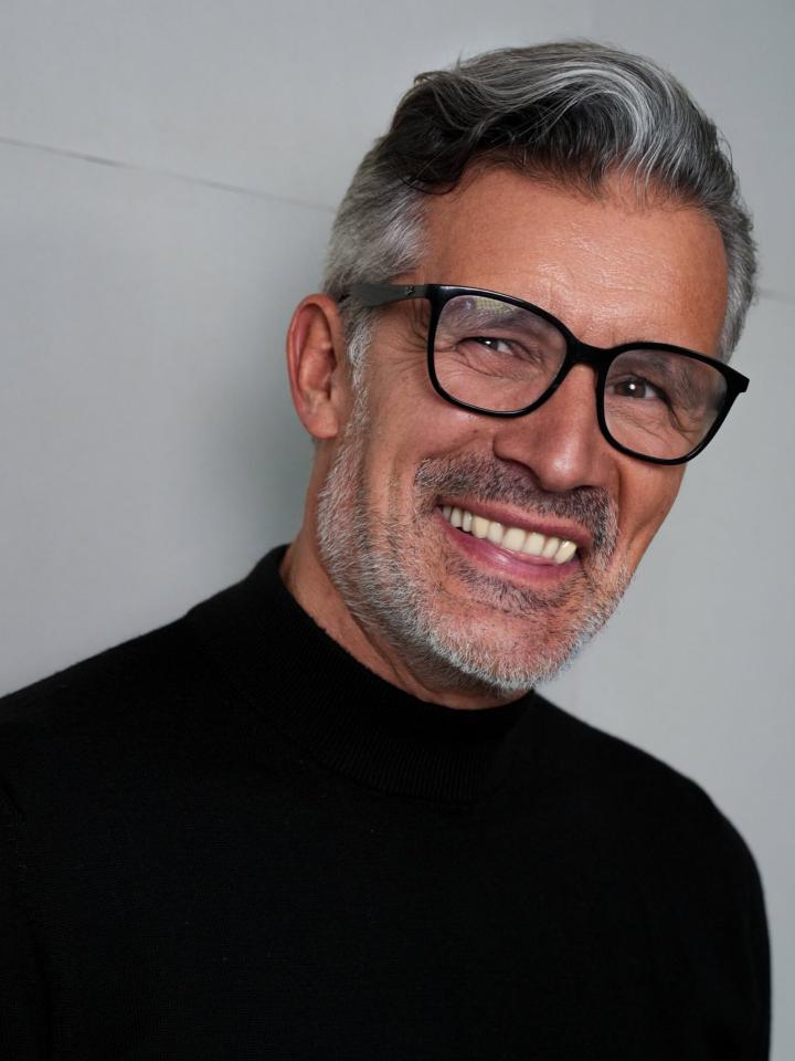 Tonci G. ist ein männliches Best Ager Model mit braunen Augen und silbergrauen Haaren aus Düsseldorf