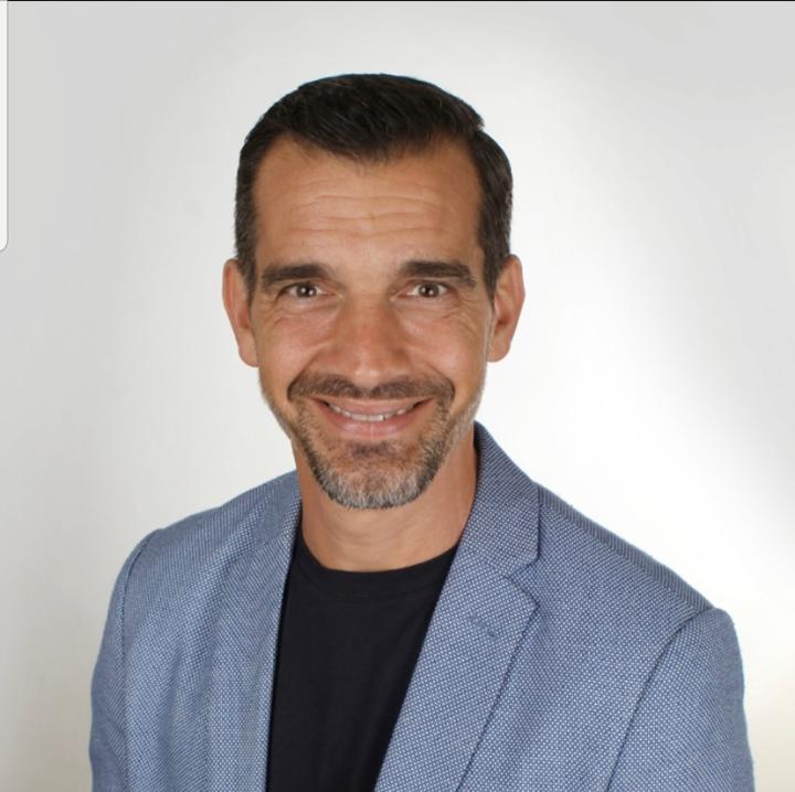 Florian  B. ist ein männliches People Model mit braunen Augen und dunkelbraunen Haaren aus München