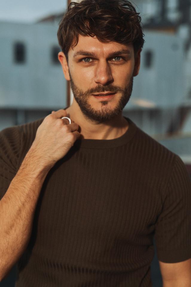 Silvan R. ist ein männliches Mainboard Model mit grünen Augen und hellbraunen Haaren aus Frankfurt