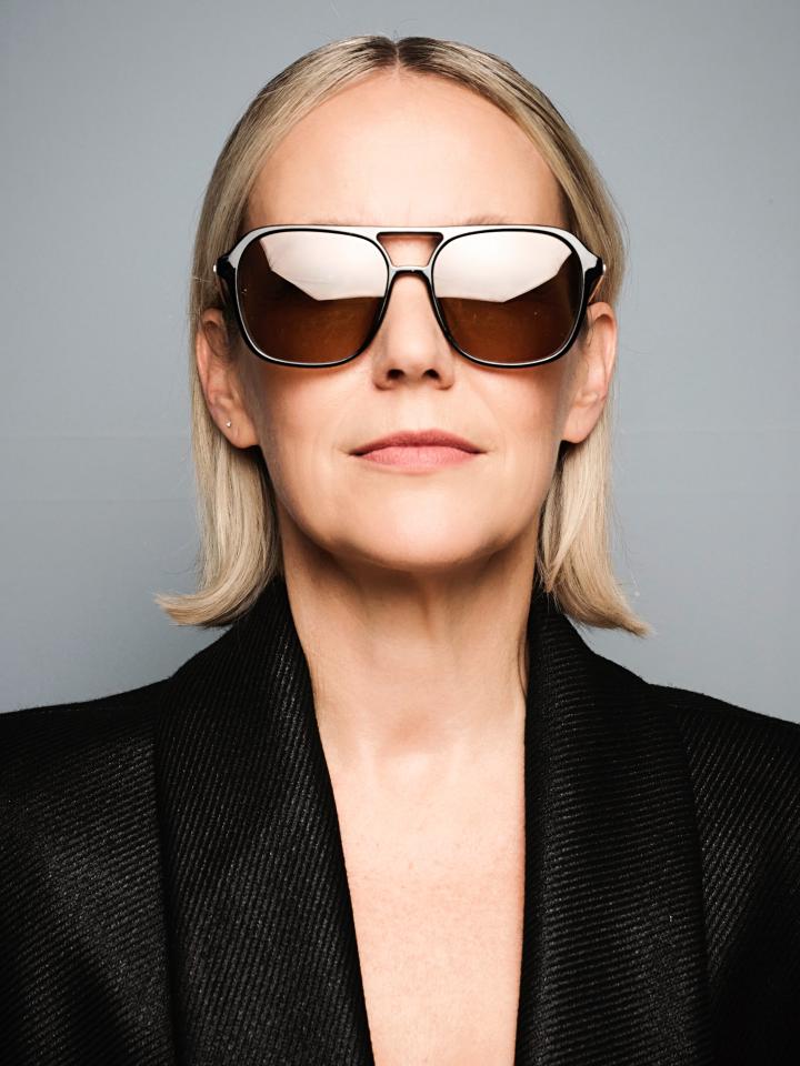 Melanie R. ist ein weibliches Mainboard Model mit blauen Augen und blonden Haaren aus Bodensee