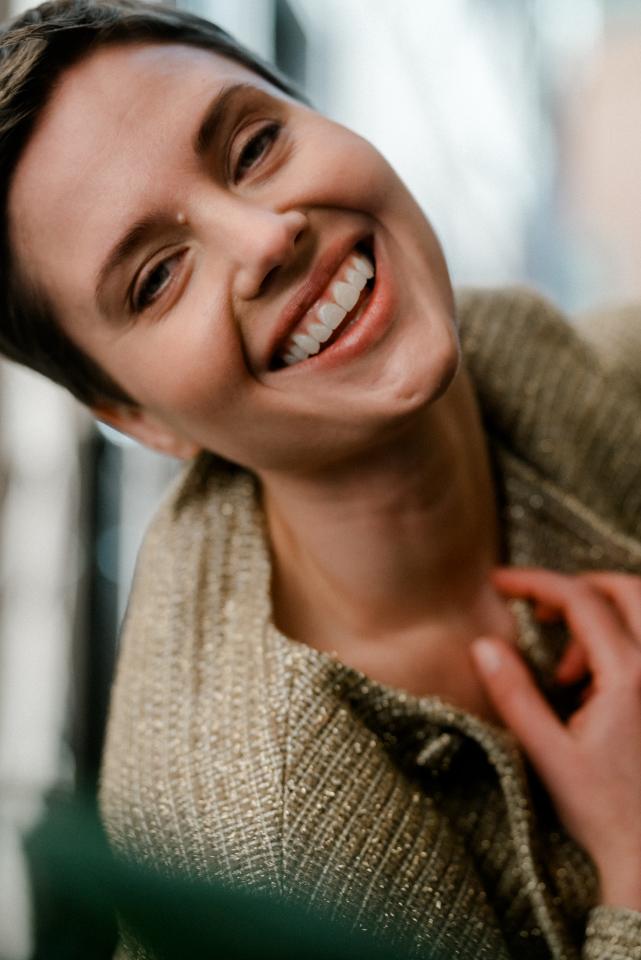 Roxana K. ist ein weibliches Mainboard Model mit grünen Augen und dunkelblonden Haaren aus Frankfurt