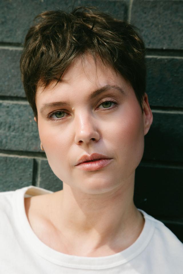 Roxana K. ist ein weibliches Beauty Model mit grünen Augen und dunkelblonden Haaren aus Frankfurt