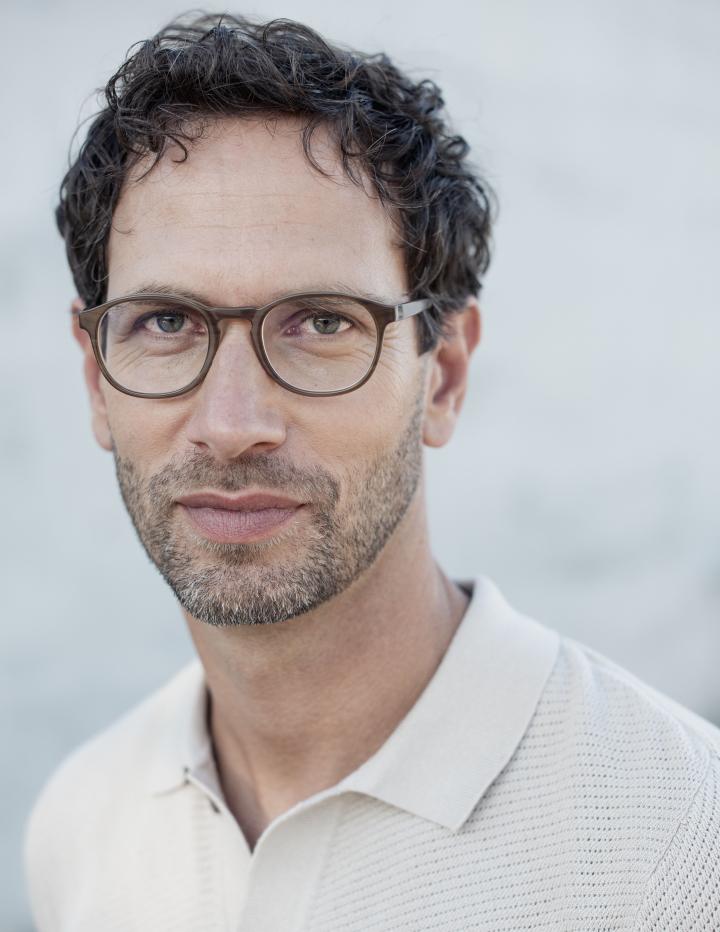 Gregor v. ist ein männliches  Model mit grünen Augen und braunen Haaren aus Stuttgart