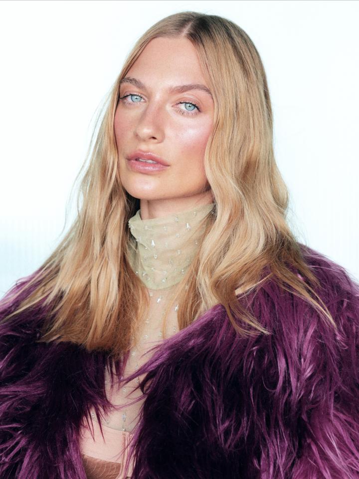 Evelyn  H. ist ein weibliches Fashion Model mit blauen Augen und blonden Haaren aus Düsseldorf