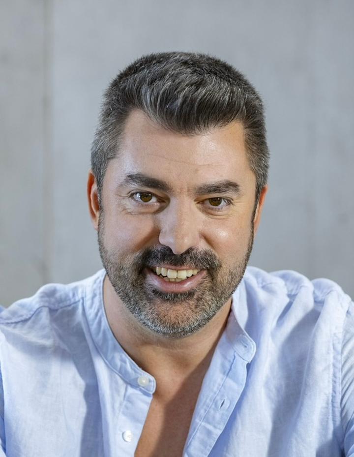 Samy A. ist ein männliches Mainboard Model mit braunen Augen und dunkelbraunen Haaren aus München