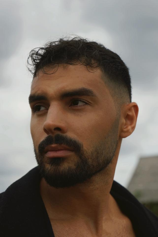 Matheus P. ist ein männliches Fashion Model mit braunen Augen und dunkelbraunen Haaren aus Tübingen