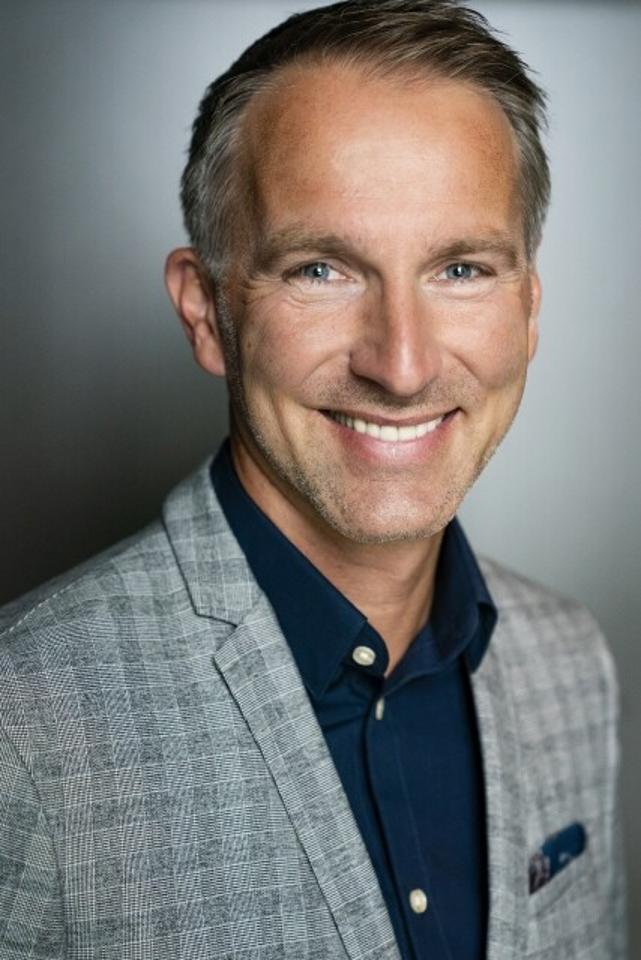 Jochen L. ist ein männliches Actors Model mit blauen Augen und dunkelblonden Haaren aus Stuttgart