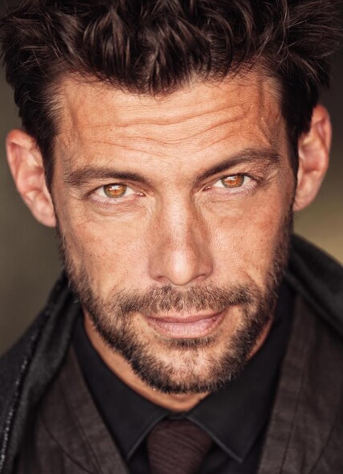 Jan R. ist ein männliches Mainboard Model mit braunen Augen und braunen Haaren aus Bodensee