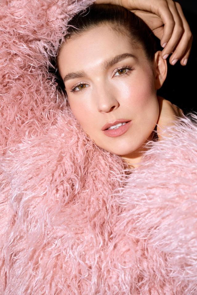 Anne S. ist ein weibliches Mainboard Model mit braunen Augen und dunkelbraunen Haaren aus Tübingen