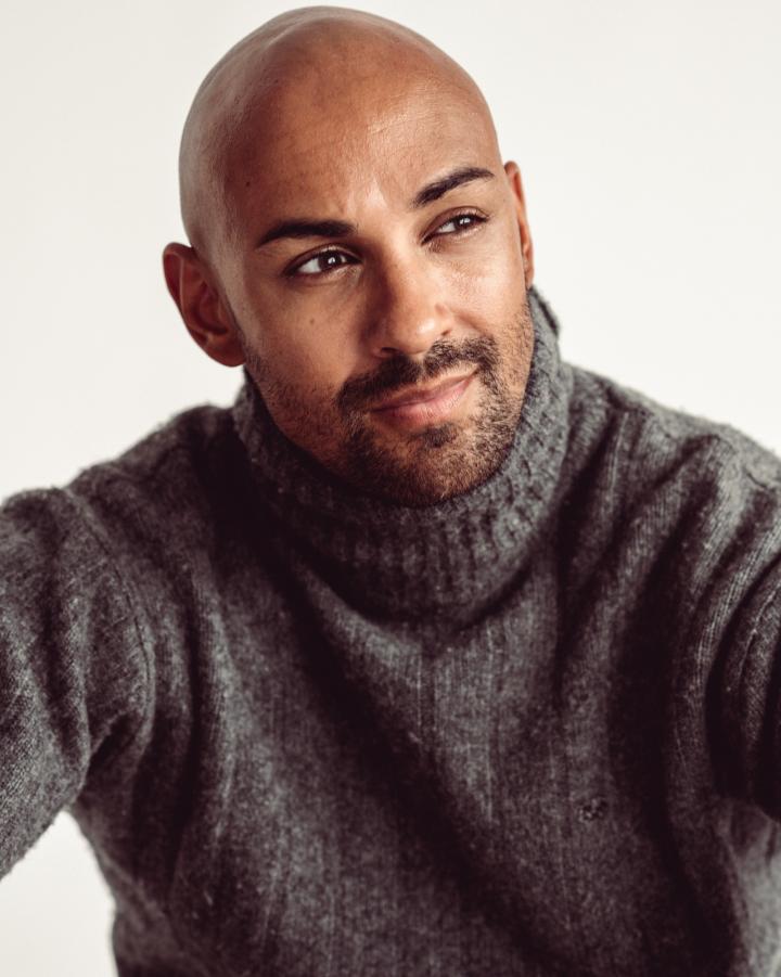 Cedric P. ist ein männliches Commercials Model mit braunen Augen und braunen Haaren aus München