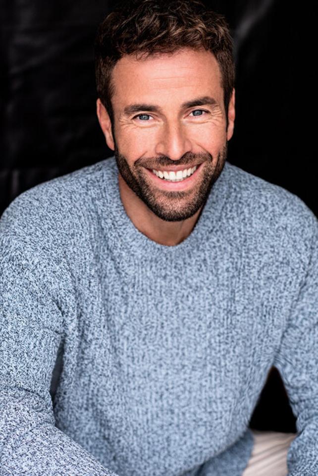 Nils M. ist ein männliches Mainboard Model mit grau-blauen Augen und braunen Haaren aus Stuttgart