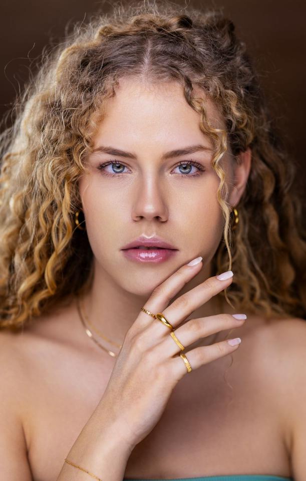Lena E. ist ein weibliches Sport Model mit grün-blauen Augen und dunkelblonden Haaren aus Stuttgart