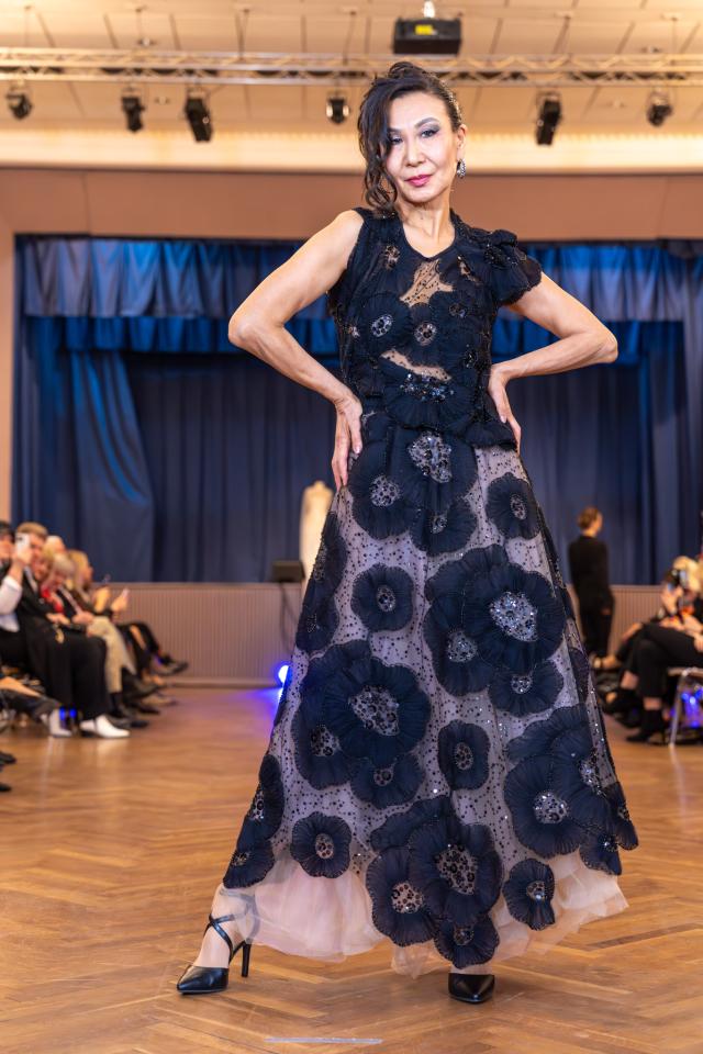 24. Bild von Adilbish  A. aus seiner Sedcard