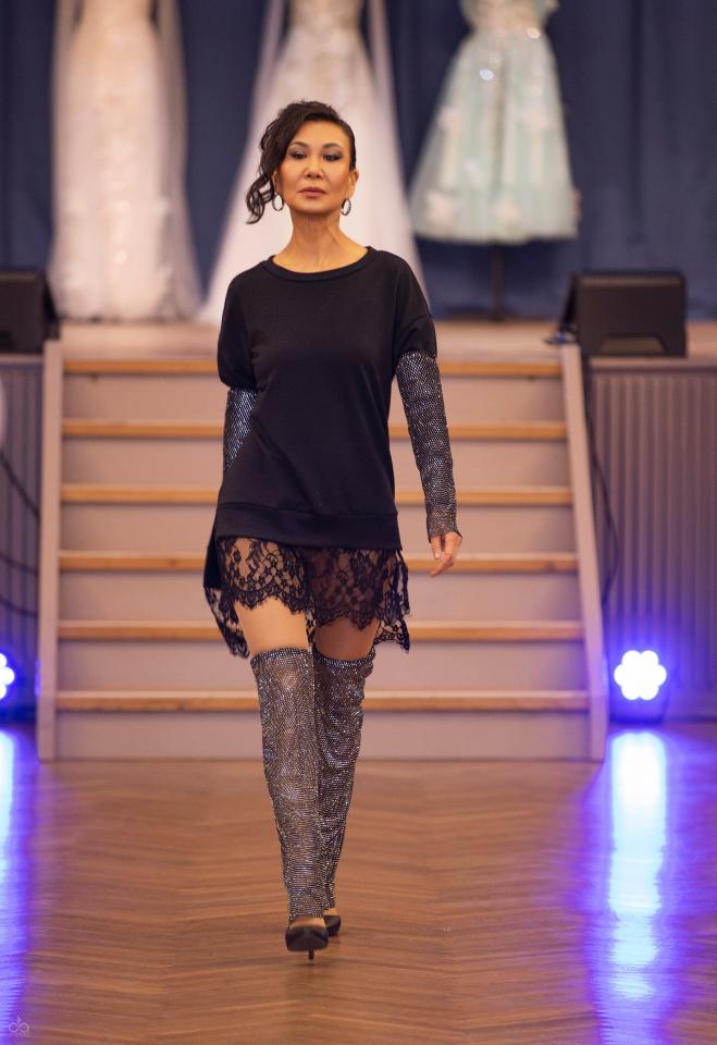 8. Bild von Adilbish  A. aus seiner Sedcard