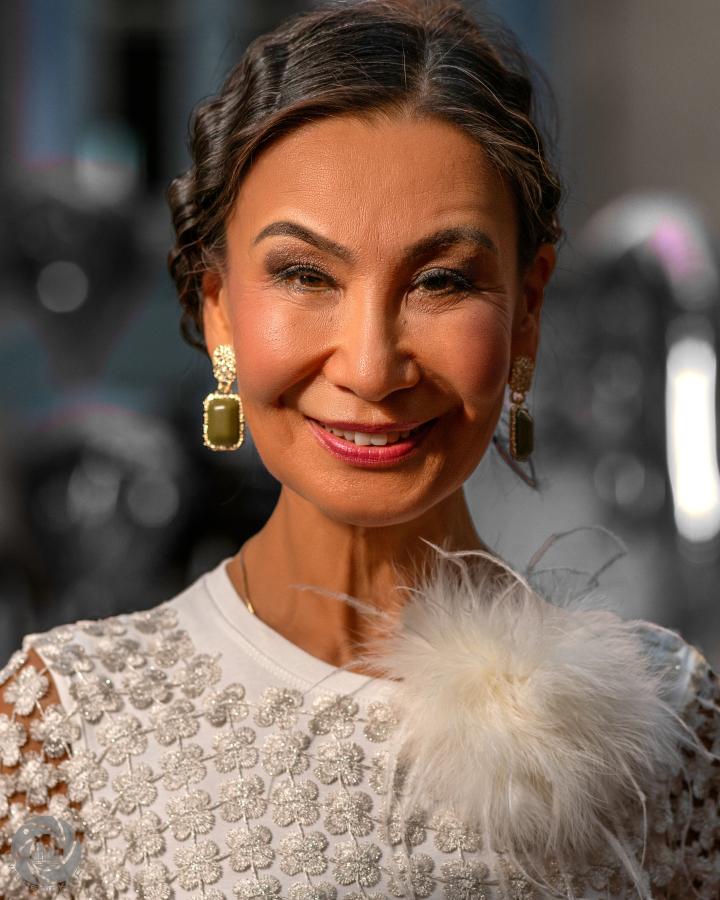 1. Bild von Adilbish  A. aus seiner Sedcard