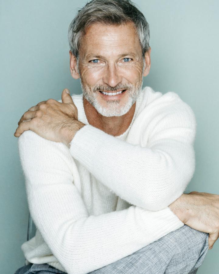 Dirk W. ist ein männliches Mainboard Model mit blauen Augen und  gräulich en Haaren aus Frankfurt