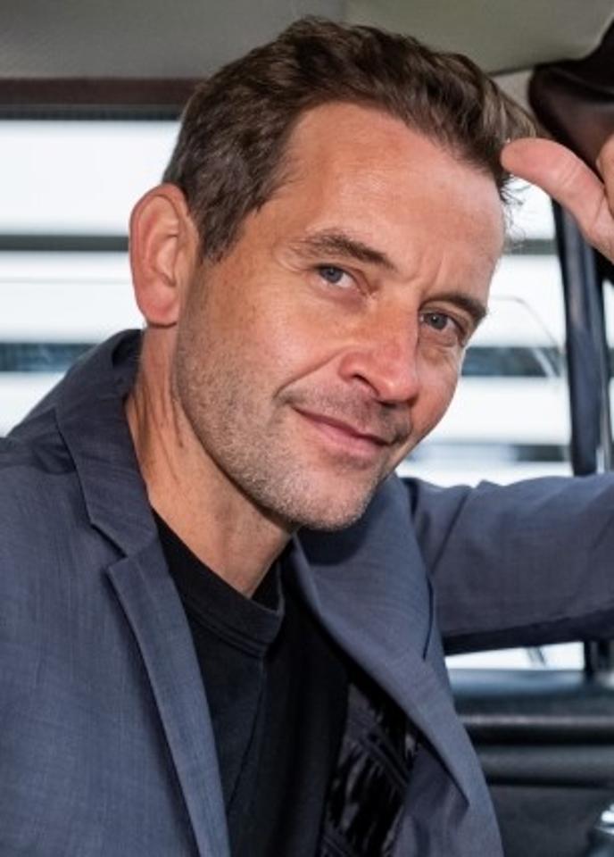 Mathias H. ist ein männliches Best Ager Model mit blau-grauen Augen und dunkelblonden Haaren aus Stuttgart