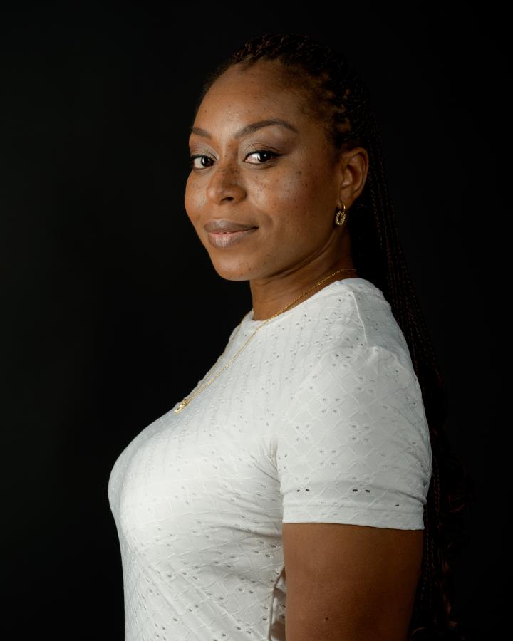 Amivi Petra T. ist ein weibliches People of Color Model mit braunen Augen und braunen Haaren aus Stuttgart