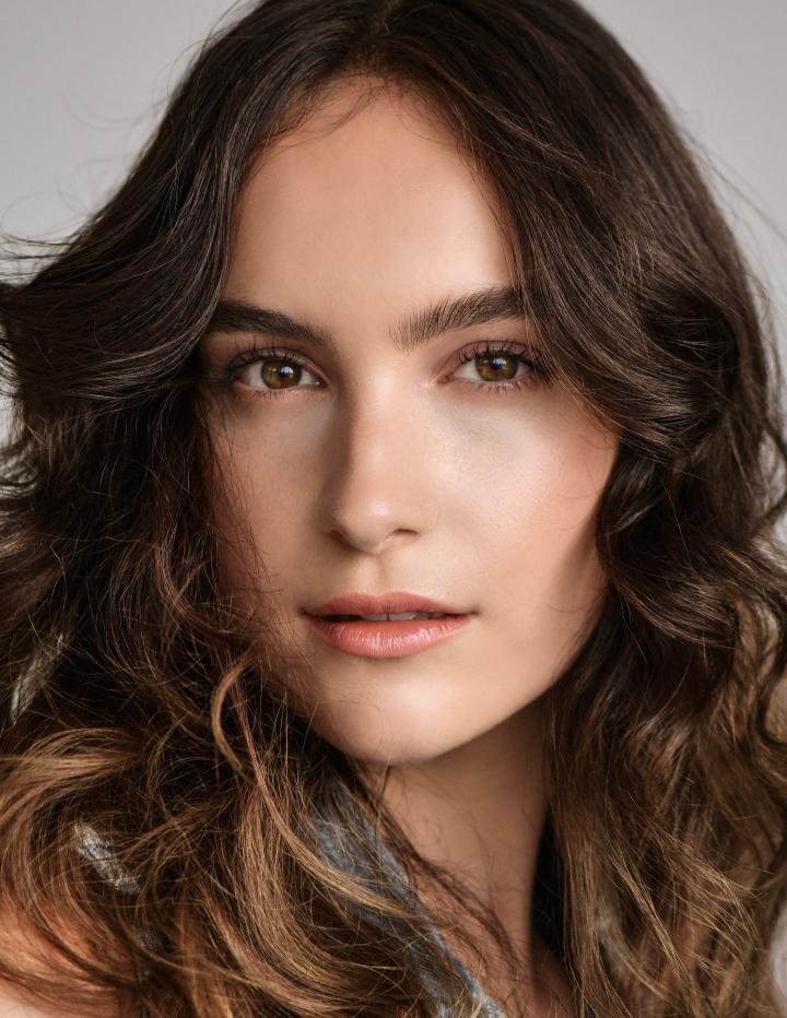 Emely B. ist ein weibliches  Model mit grün-braunen Augen und dunkelbraunen Haaren aus Stuttgart