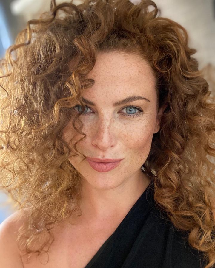 Alia Jolie S. ist ein weibliches Sport Model mit blauen Augen und roten Haaren aus München