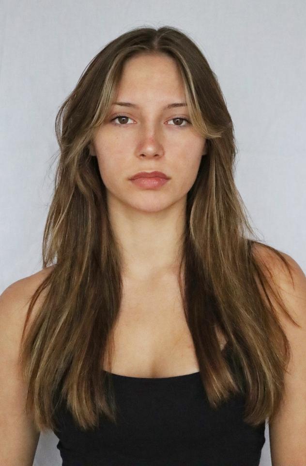Lucy J. ist ein weibliches People Model mit braun-grünen Augen und hellbraunen Haaren aus Stuttgart