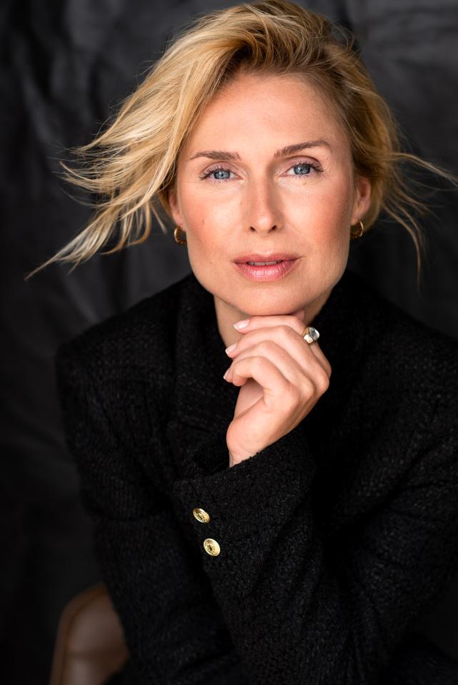 Stefanie D. ist ein weibliches Mainboard Model mit blauen Augen und blonden Haaren aus Hamburg