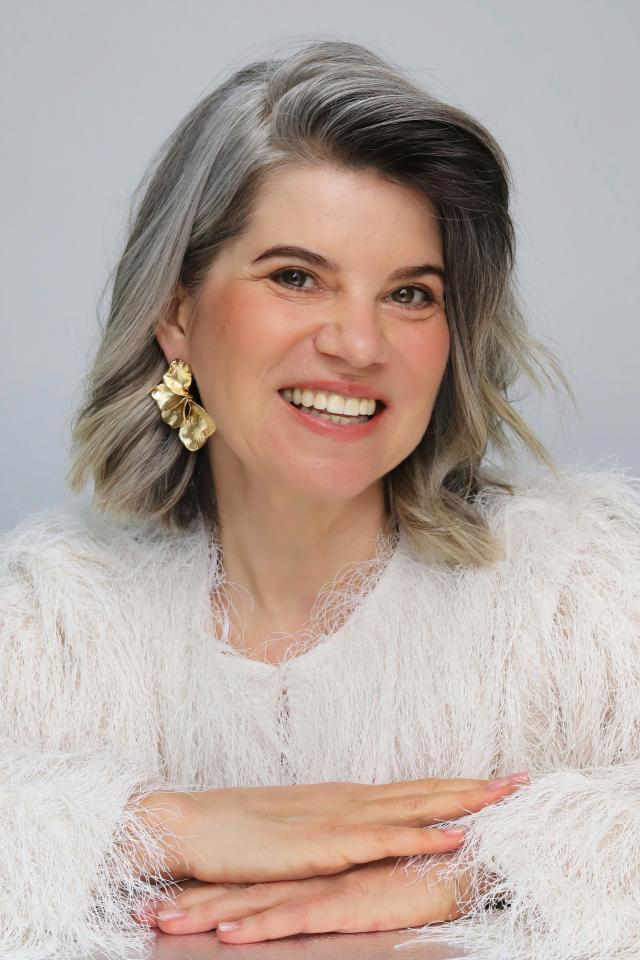 Susann B. ist ein weibliches Best Ager Model mit braun-grünen Augen und gräulichen Haaren aus Stuttgart