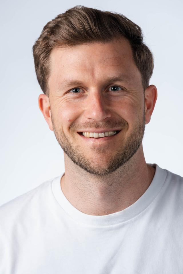 Jannik R. ist ein männliches Mainboard Model mit grün-blauen Augen und dunkelblonden Haaren aus Stuttgart