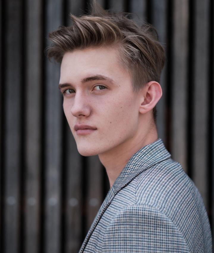 Finn-Léon K. ist ein männliches Moderation Model mit grünen Augen und blonden Haaren aus Stuttgart