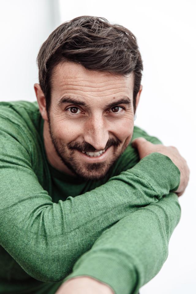 Carlo S. ist ein männliches Mainboard Model mit braunen Augen und schwarzen Haaren aus Köln