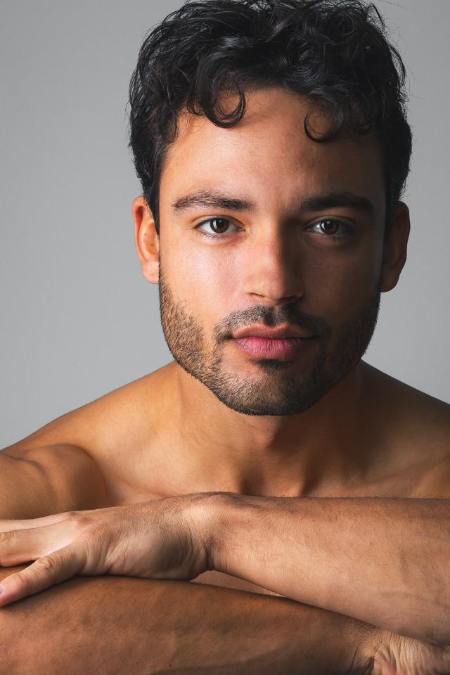 Daniel Mukunda W. ist ein männliches Actors Model mit braunen Augen und dunkelbraunen Haaren aus Freiburg