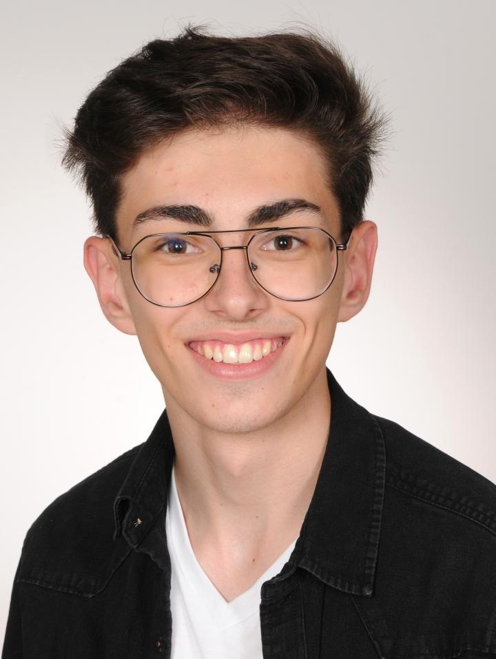 Anes P. ist ein männliches People Model mit braunen Augen und braunen Haaren aus Stuttgart