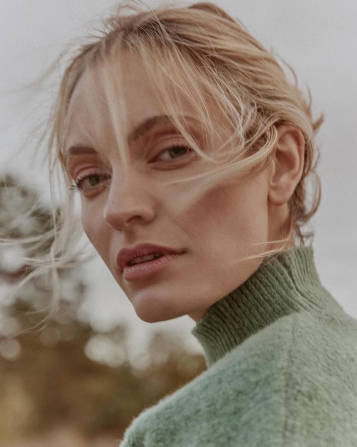Lovis Lena L. ist ein weibliches Models Model mit blau-grünen Augen und blonden Haaren aus Zürich 